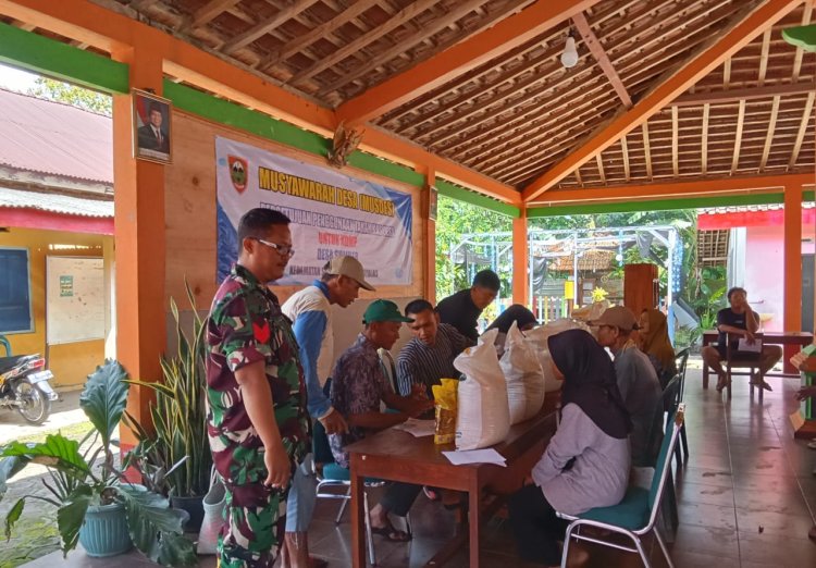Babinsa Simo Kawal Penyaluran Bantuan Pangan di Desa Sumber
