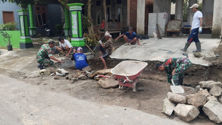 Babinsa Gesi Pimpin Gotong Royong Bangun Talud Jalan di Sragen