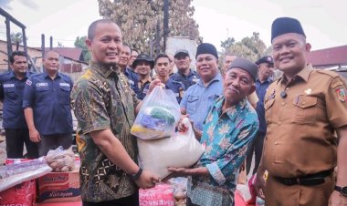 Wali Kota Pekanbaru Agung Nugroho Serahkan Bantuan Korban Kebakaran Sukajadi