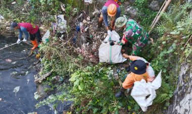Babinsa Gemolong Bersihkan Sungai, Ajak Warga Jaga Lingkungan Sehat