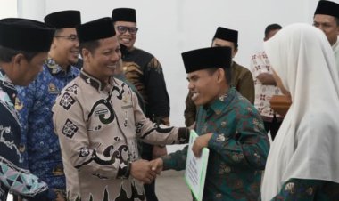 PLT Bupati Kuansing Serahkan Bonus Kafilah MTQ Berprestasi, Raih Peringkat III Riau