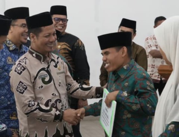 PLT Bupati Kuansing Serahkan Bonus Kafilah MTQ Berprestasi, Raih Peringkat III Riau
