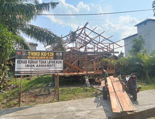Rumah Ibu Asmawati Capai 35 Persen, Satgas TMMD Ke-129 Kodim 0313/KPR Terus Pacu Pembangunan RTLH