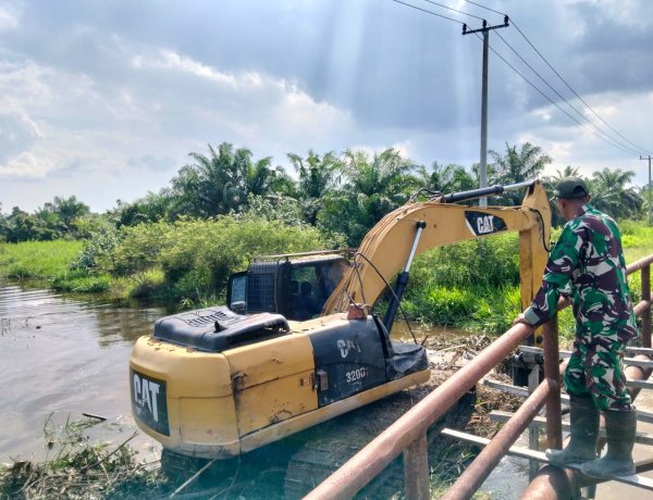 Rancang Tumpuan Gambangan, Satgas Tmmd Kodim 0313/KPR Siapkan Perlintasan Alat Berat di Jembatan T. Tahal"   