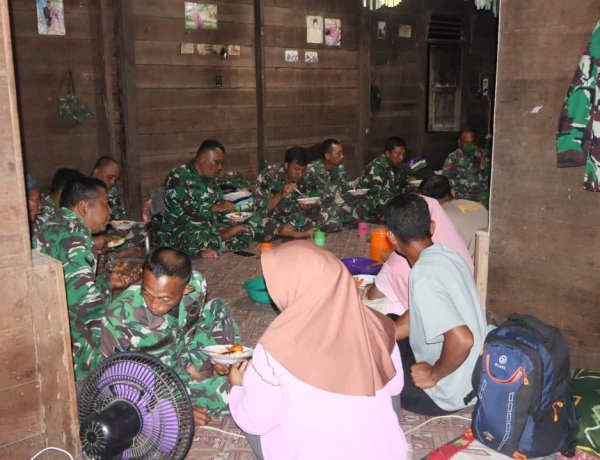 Hangatnya Kebersamaan: Satgas TMMD Ke-129 Kodim 0313/KPR Gelar Makan Bersama di Rumah Orang Tua Asuh