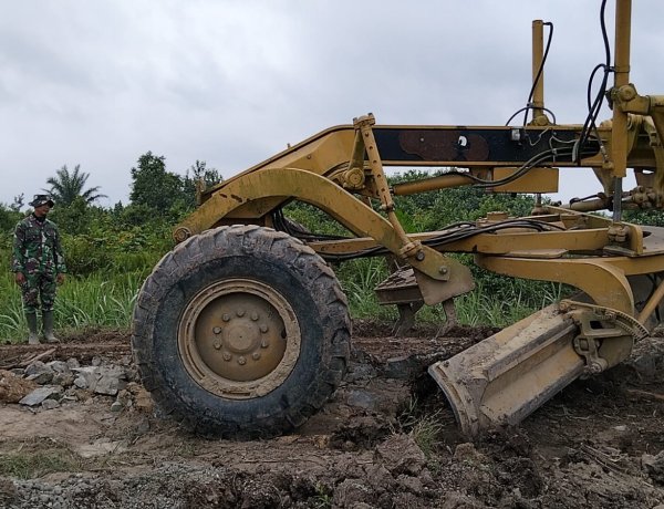 Fokus pada Kualitas Jalan Sasaran TMMD Ke-129, Satgas Kodim 0313/KPR Kerahkan 7 Unit Dump Truck Ratakan Batu Pecah