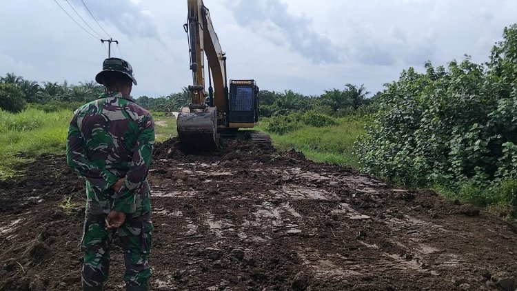 Satgas TMMD Ke-129 Kodim 0313/KPR Timbun Jalan Berlubang Sepanjang 230 Meter Di Pangkalan Terap
