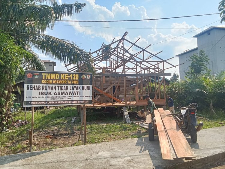 Rumah Ibu Asmawati Capai 35 Persen, Satgas TMMD Ke-129 Kodim 0313/KPR Terus Pacu Pembangunan RTLH