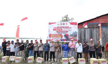 Polda Riau Tanam 810 Mangrove dan Salurkan Bantuan di Sinaboi