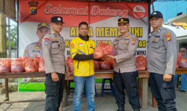 Jumat Berbagi, Polsek Pangkalan Kerinci Salurkan Sembako kepada Mitra Driver Ojol