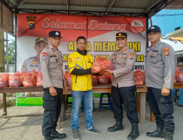 Jumat Berbagi, Polsek Pangkalan Kerinci Salurkan Sembako kepada Mitra Driver Ojol