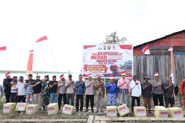 Polda Riau Tanam 810 Mangrove dan Salurkan Bantuan di Sinaboi