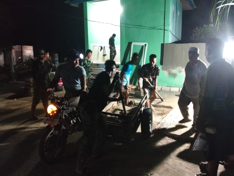 Tak Kenal Lelah Kejar Target, Satgas TMMD ke-129 Kodim 0313/KPR Lembur Malam Rehab MCK Masjid Nurul Ikhsan