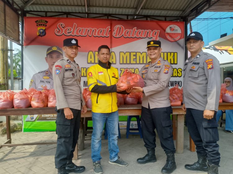 Jumat Berbagi, Polsek Pangkalan Kerinci Salurkan Sembako kepada Mitra Driver Ojol